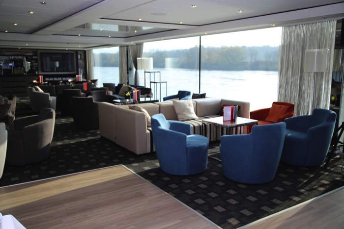 Scenic Luxury Cruises & Tours JADE Panorama Bar 0.JPG